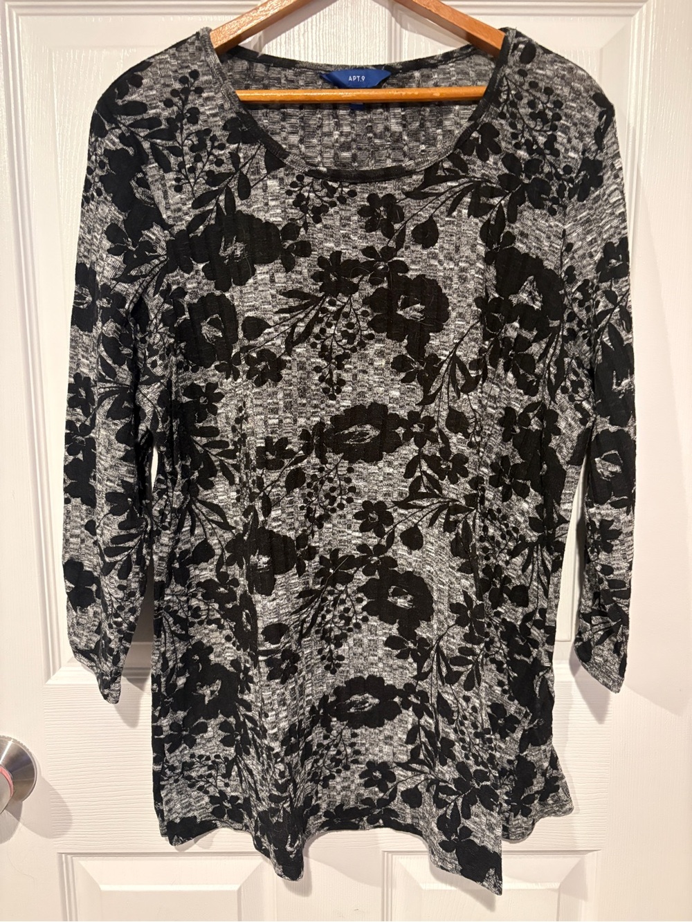 Apt 9 3/4 sleeve light cable knit style top